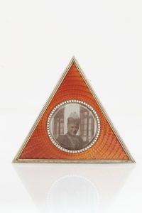 Triangular frame with a photograph of Queen Louise of Denmark. Made by Fabergé in St. Petersburg in 1898. Master: V. Aarne. Photo: Iben Kaufmann.
